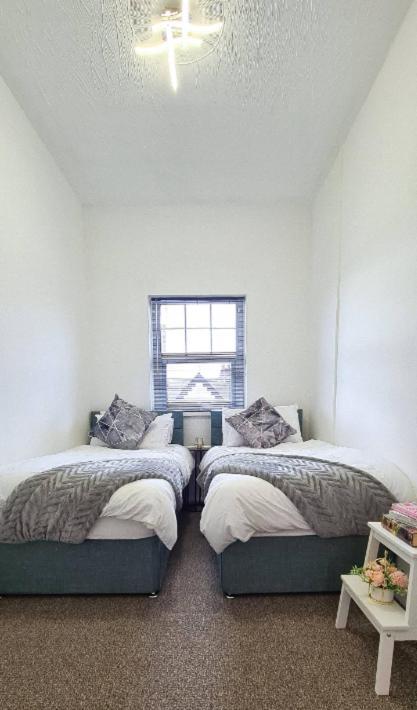 Entire 2 Bed Flat On 3Rd Floor Near City Centre & Stadium Cardiff Exteriör bild